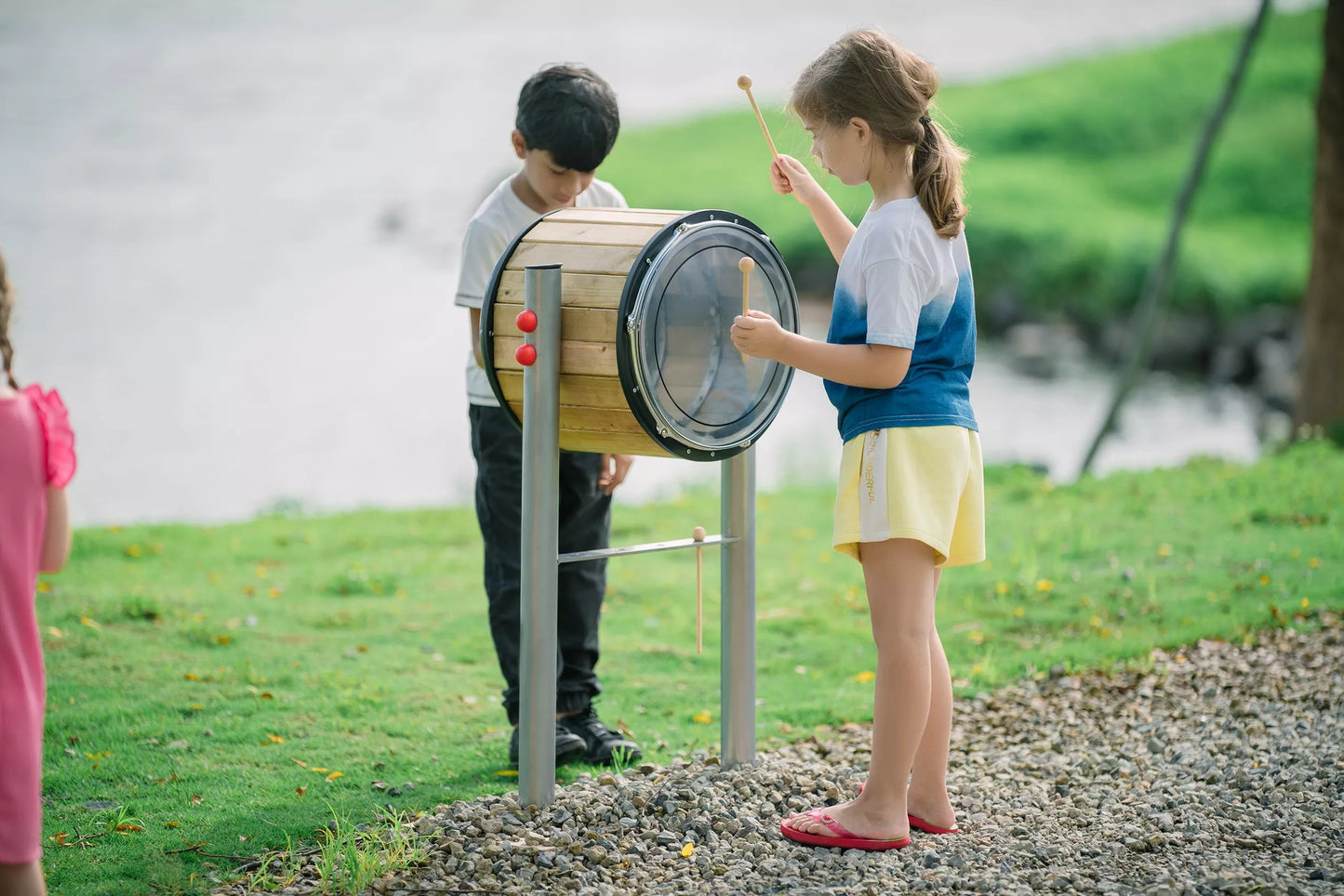 Classic World EDU mediniai lauko būgnai 2 vnt. su lazdelėmis