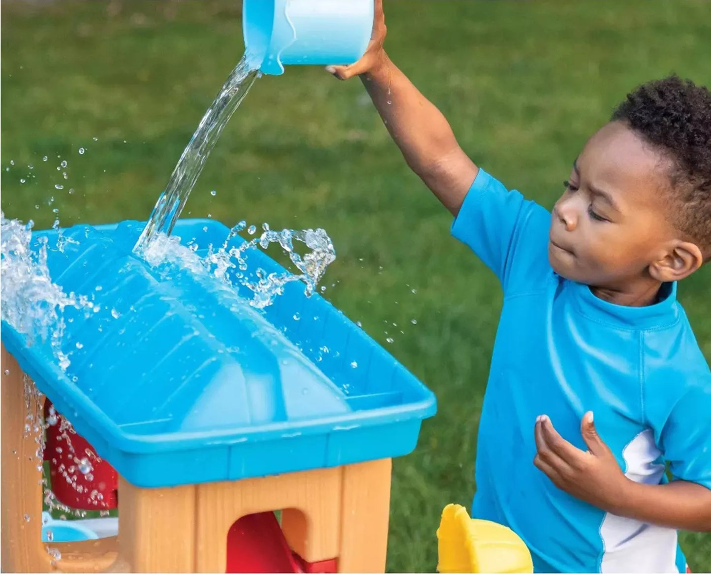 Vandens stalas su lietaus dušu, kibiru ir piltuvu + gyvūnai