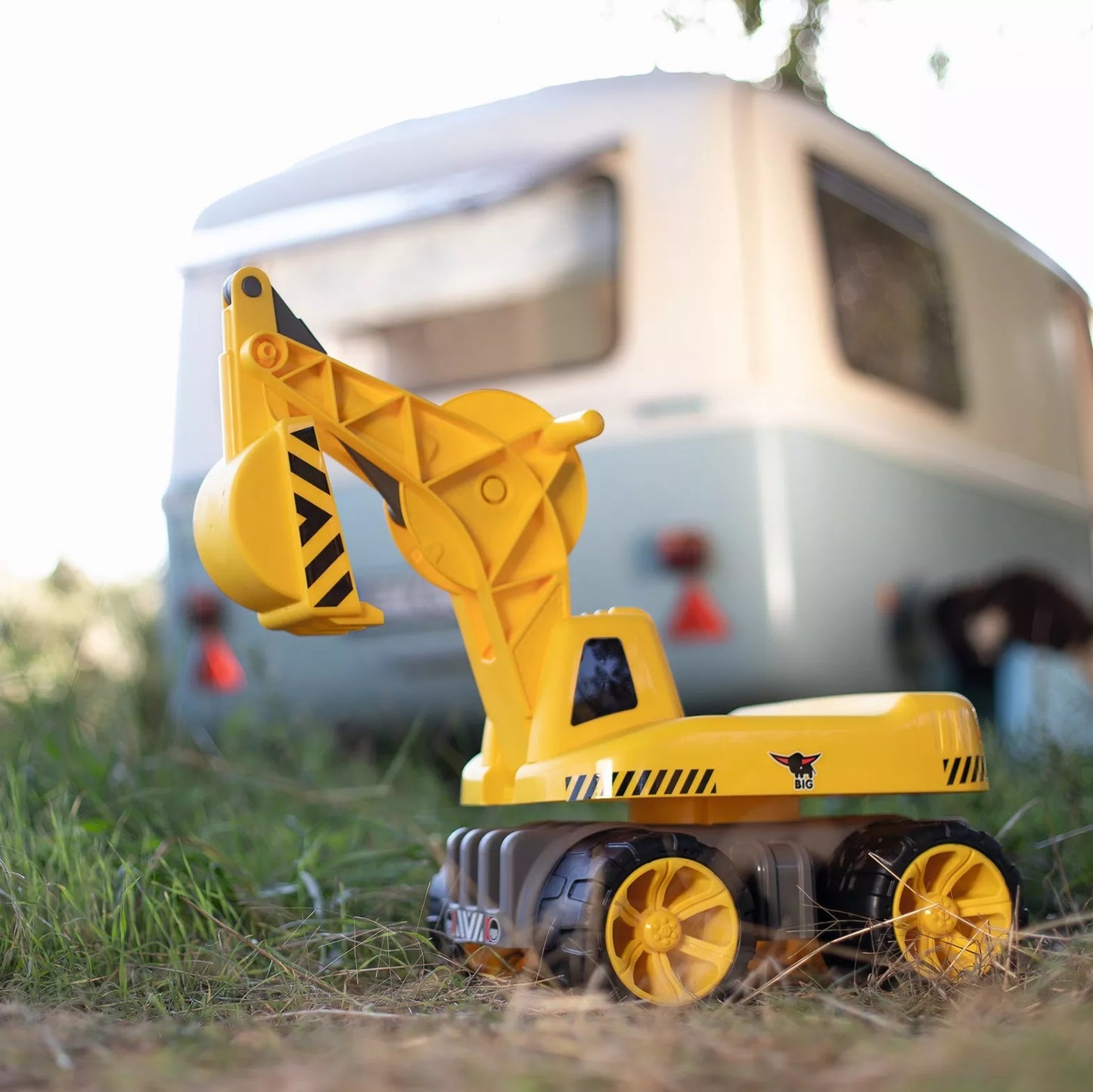 BIG Maxi ekskavatorius su važiuojamuoju elektriniu darbuotoju