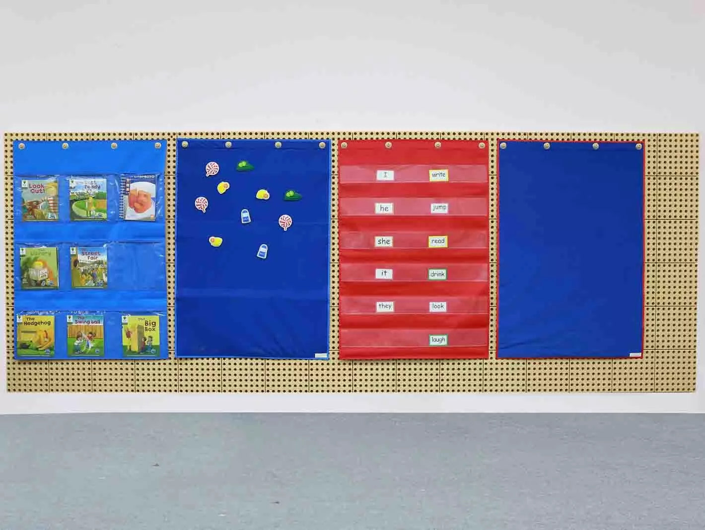 MASTERKIDZ Audinio pakabinimo paklodė su kišenėmis kortelėms ir paveikslėliams, raudona