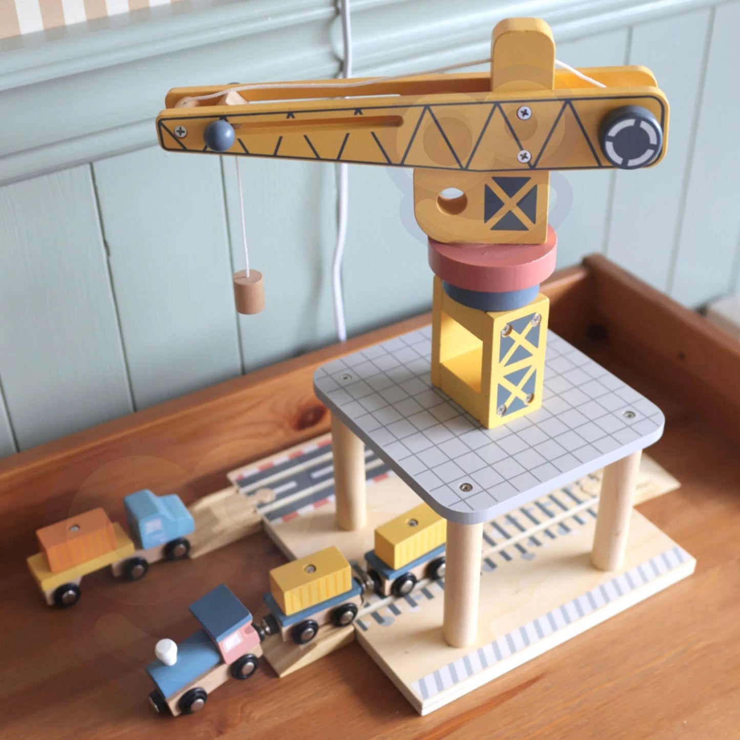 TOOKY TOY medinis 4 viename rinkinys: uosto kranas, XL laivas, sunkvežimis ir magnetinis traukinys