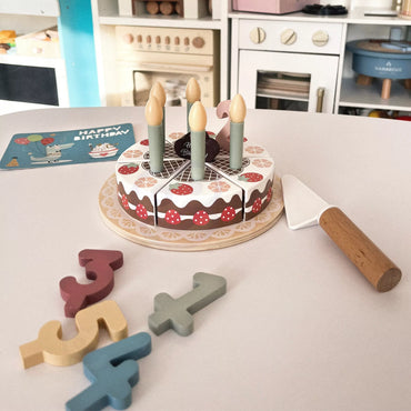 TOOKY TOY medinis gimtadienio tortas pjaustymui su lipdukais, žvakėmis ir gimtadienio atviruku