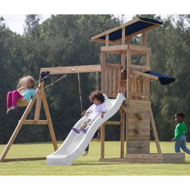 AXI didelė medinė žaidimų aikštelė su sūpynėmis, čiuožykla, bokšteliu ir smėlio dėže – balta
