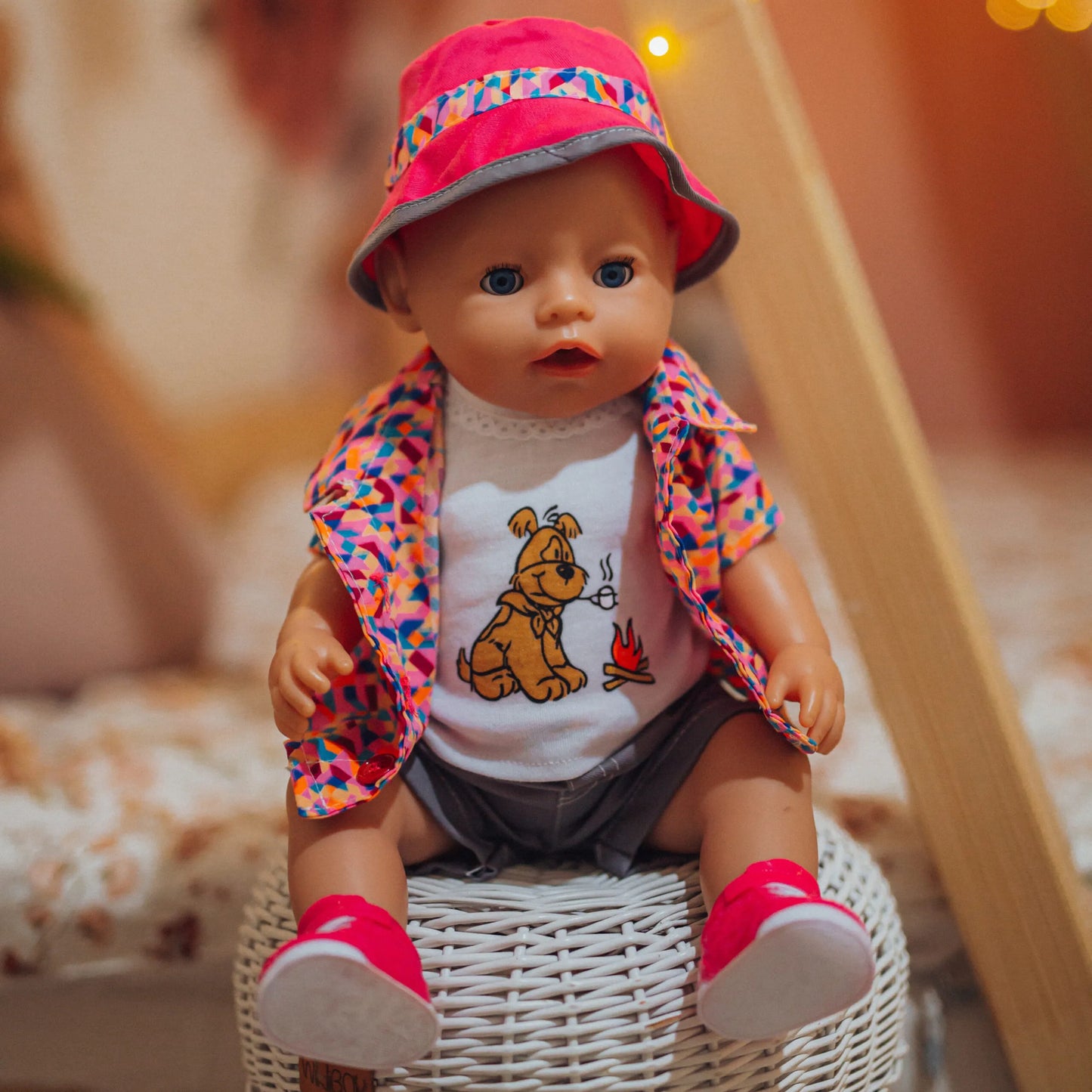WOOPIE „Royal“ lėlės drabužių rinkinys – spalvinga striukė ir kepurė (43–46 cm lėlėms)