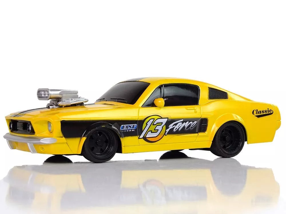 Nuotoliniu būdu valdomas sportinis automobilis 1:20 – geltonas lenktyninis modelis „Pilot 13“