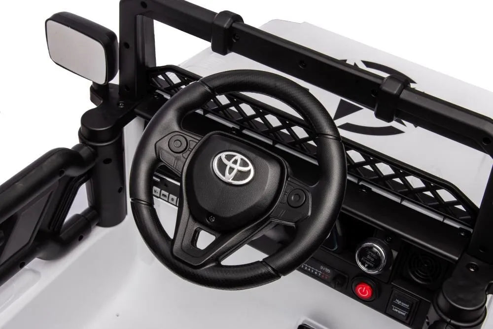 Elektrinis automobilis Toyota FJ baltas