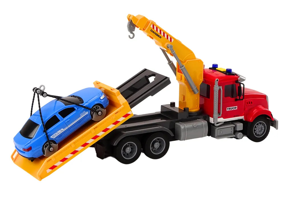 Raudonas tralas su kranu ir automobiliu