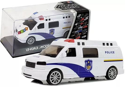 Policijos automobilis su traukimo mechanizmu