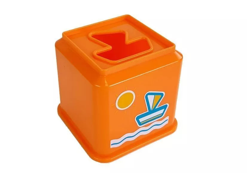 Kūdikių kubelių piramidė su transporto priemonių paveikslėliais ir formų rūšiuokliu