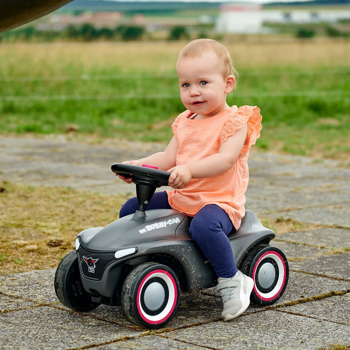 BIG Bobby Car Neo – ergonomiškas, tylus ir itin stabilus pirmasis važiavimo automobilis