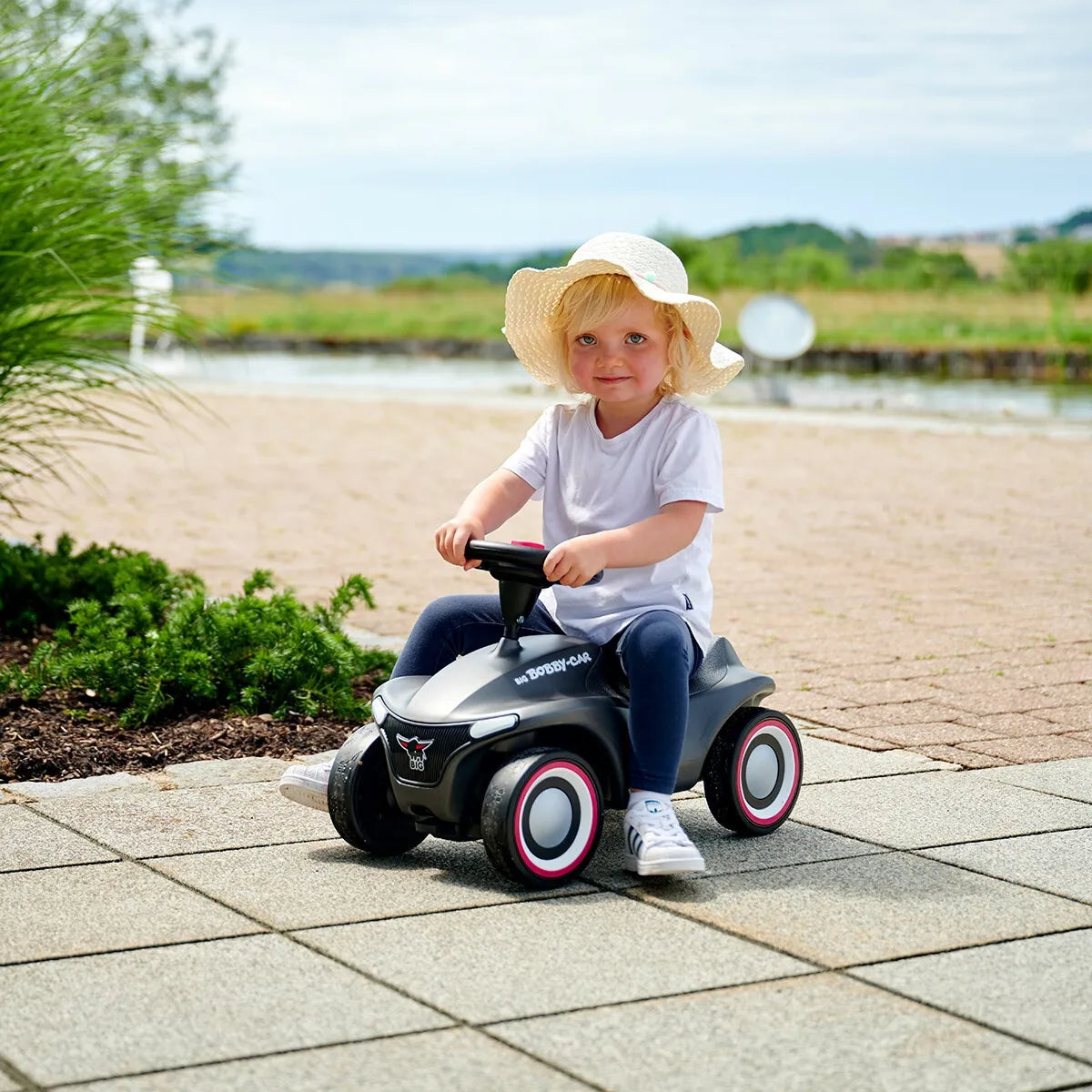 BIG Bobby Car Neo – ergonomiškas, tylus ir itin stabilus pirmasis važiavimo automobilis