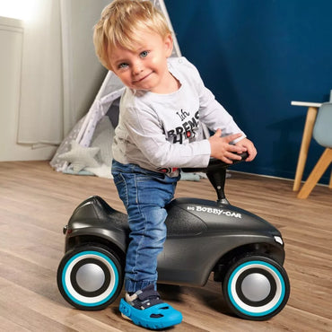 Raudoni batų užvalkalai – mėlyni