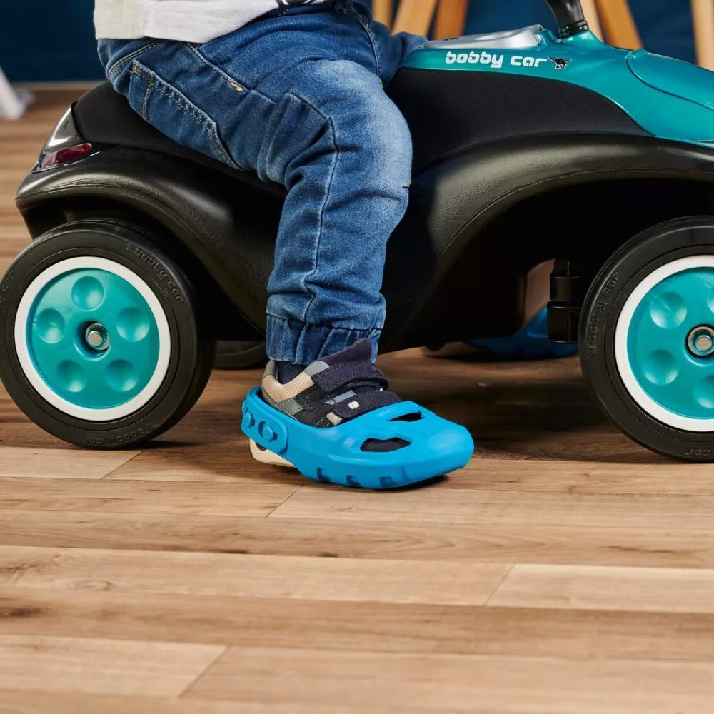 Raudoni batų užvalkalai – mėlyni