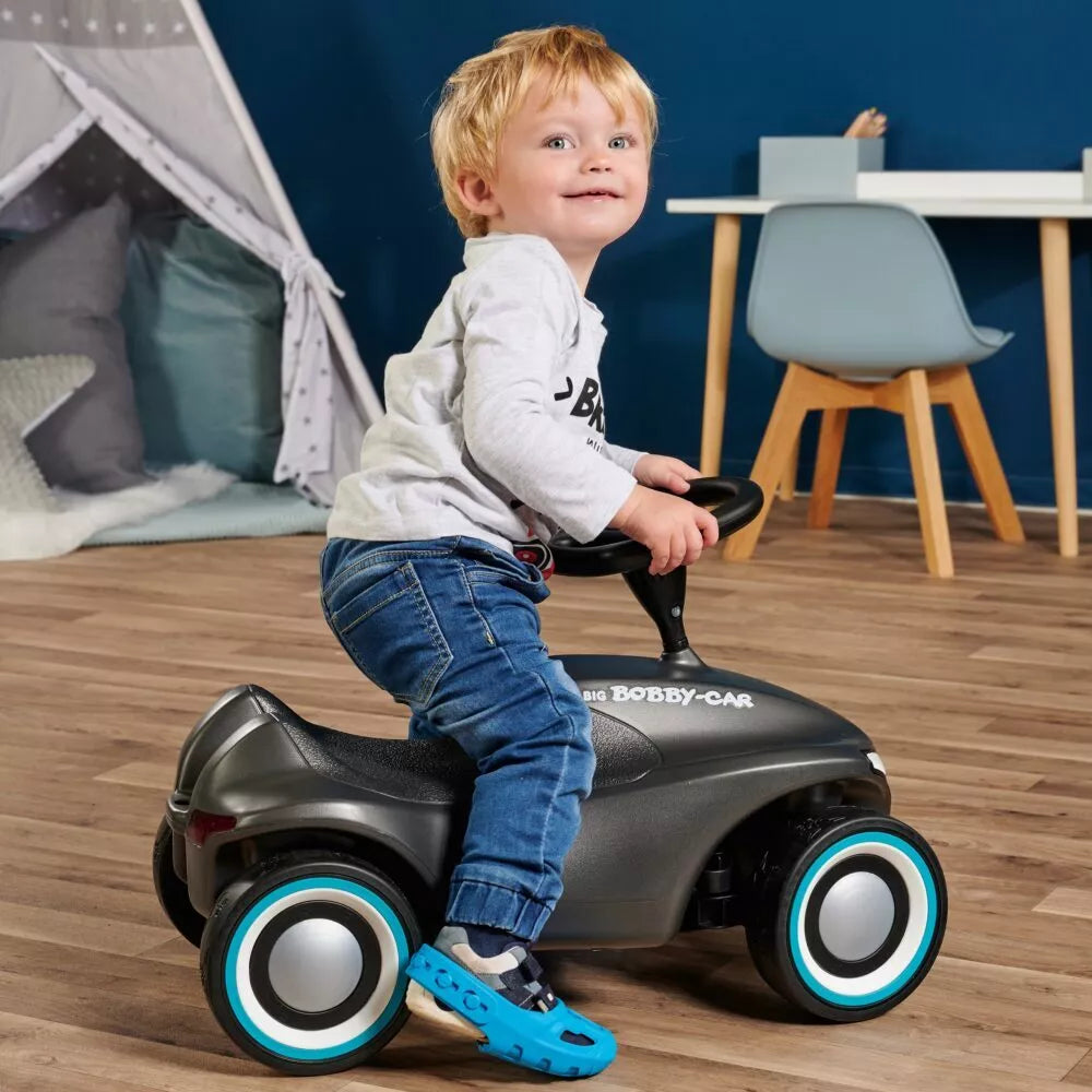 Raudoni batų užvalkalai – mėlyni