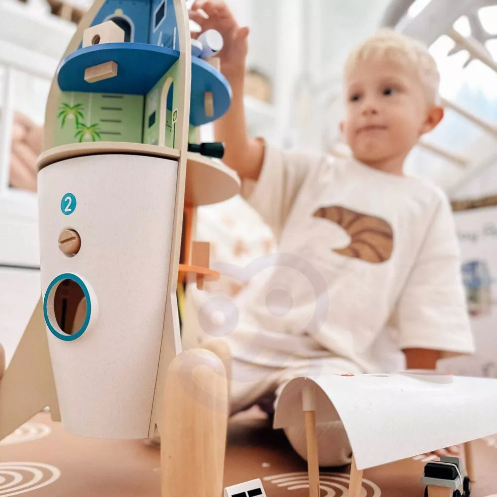 CLASSIC WORLD medinis raketos formos vaikų namelis + figūrėlės ir aksesuarai