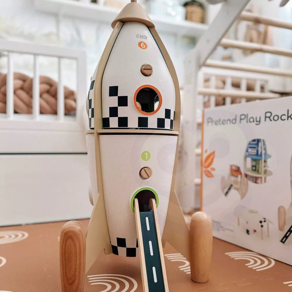 CLASSIC WORLD medinis raketos formos vaikų namelis + figūrėlės ir aksesuarai