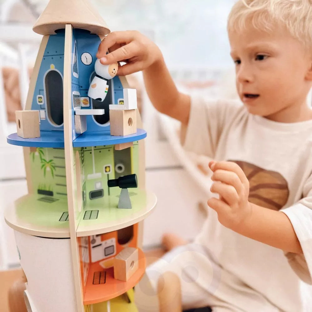CLASSIC WORLD medinis raketos formos vaikų namelis + figūrėlės ir aksesuarai
