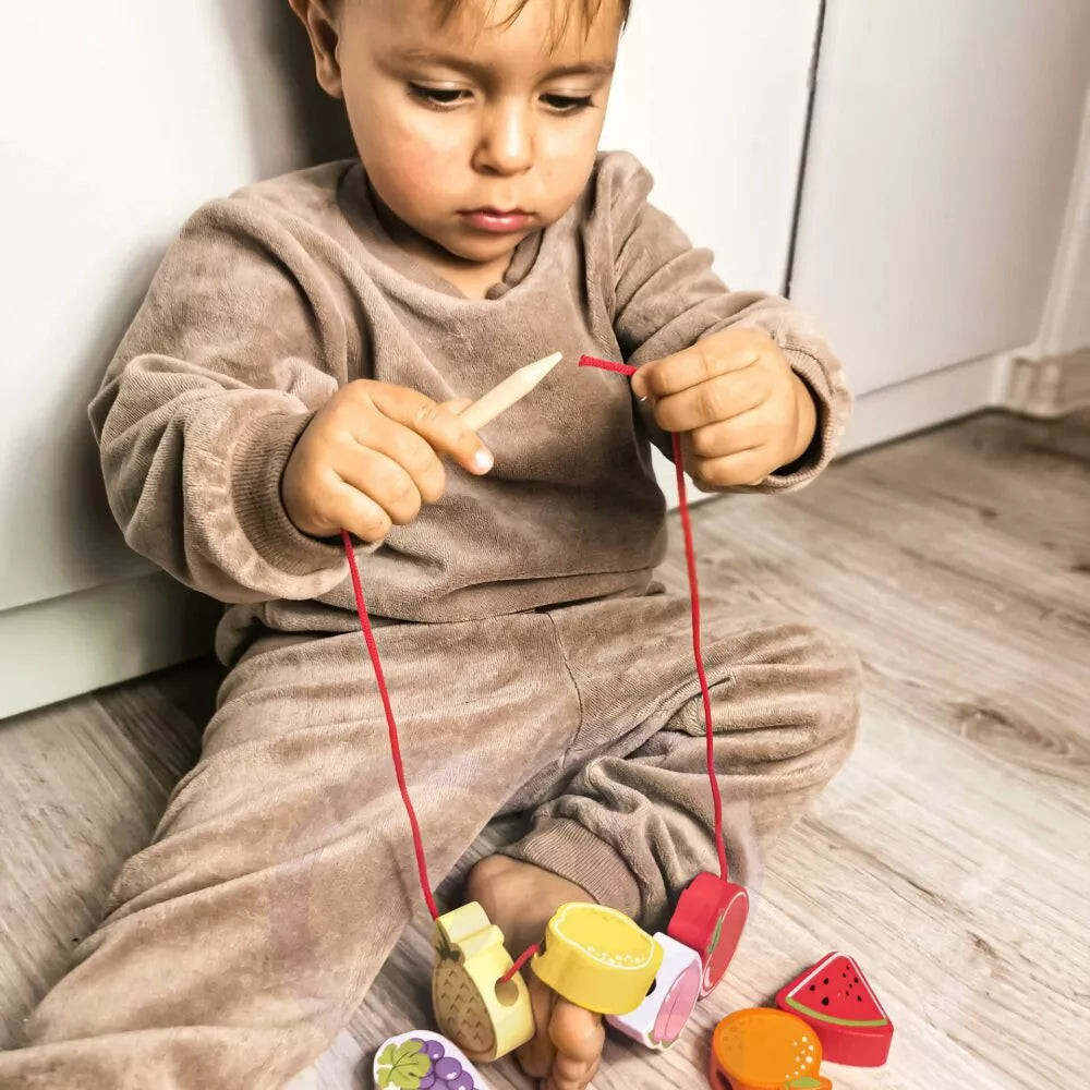 CLASSIC WORLD Mediniai siūlų vėrimo kaladėlės Vaisiai 13 vnt.