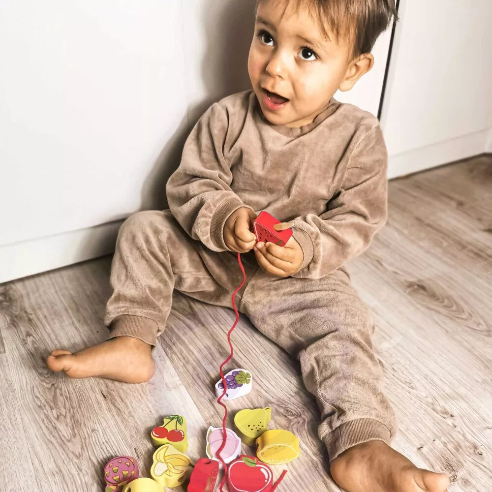 CLASSIC WORLD Mediniai siūlų vėrimo kaladėlės Vaisiai 13 vnt.