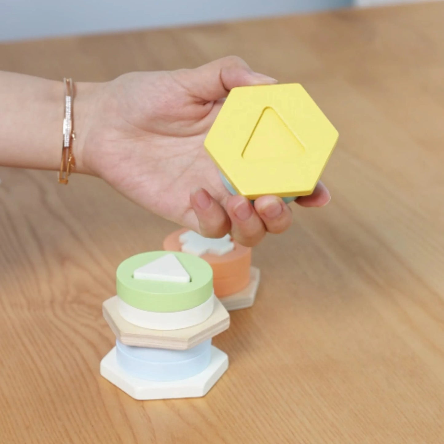 CLASSIC WORLD Montessori formų ir spalvų rūšiavimo bokštas – edukacinė dėlionė vaikams