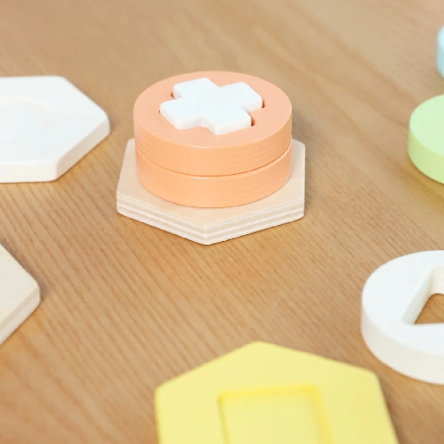Classic World Montessori formų rūšiuoklis – geometrinių figūrų piramidė