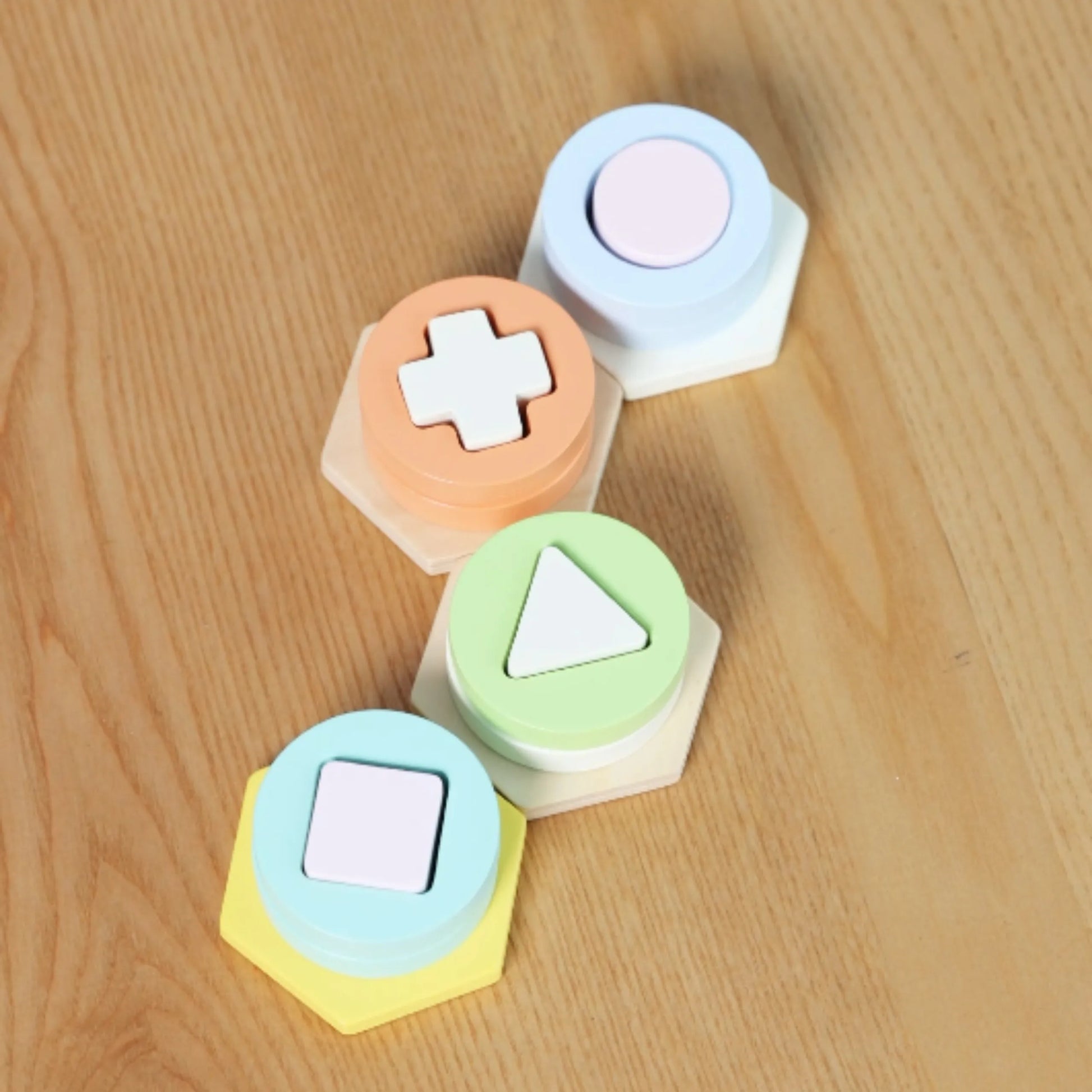 Classic World Montessori formų rūšiuoklis – geometrinių figūrų piramidė