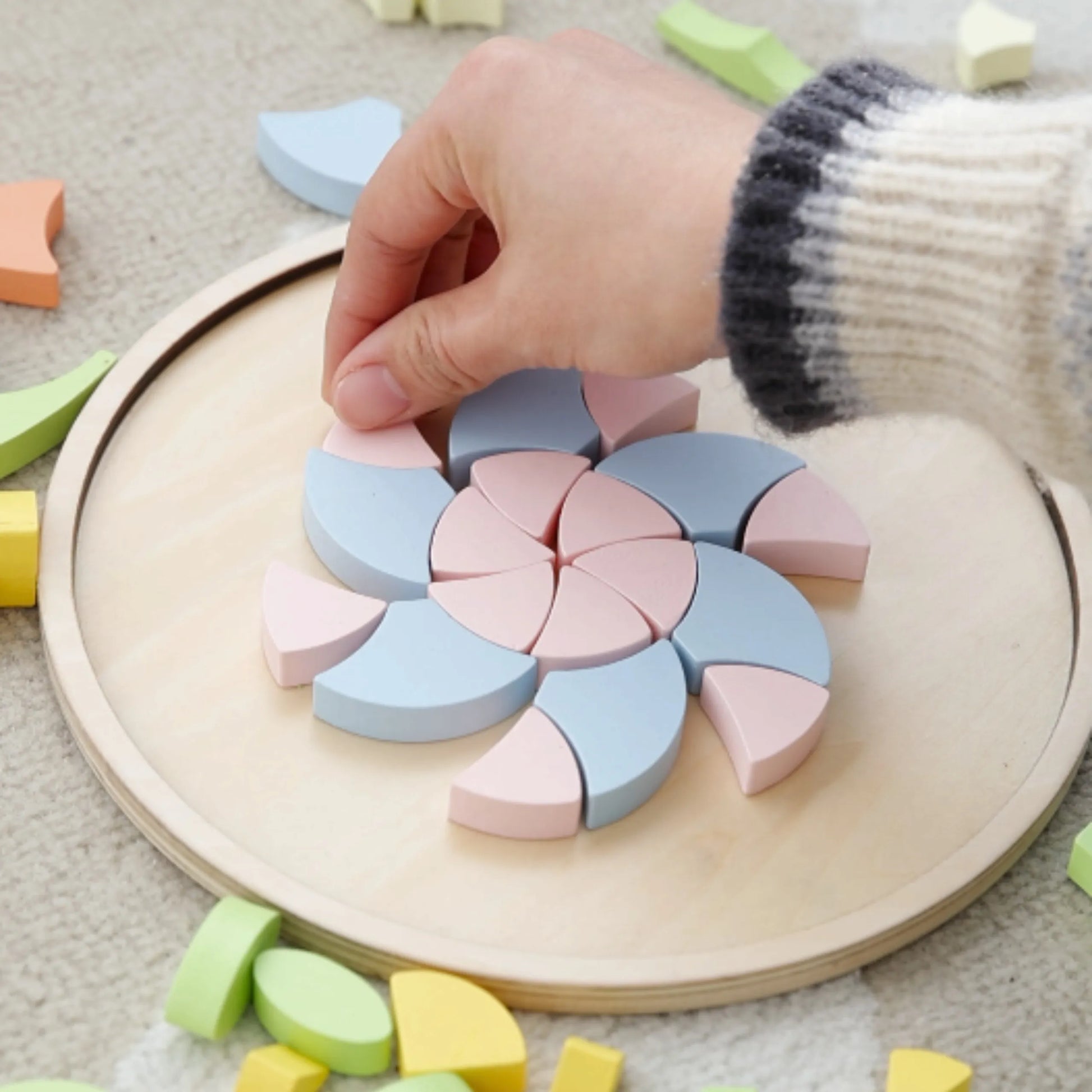 CLASSIC WORLD pastelinių spalvų Montessori mandala – gėlių mozaikos dėlionė vaikams
