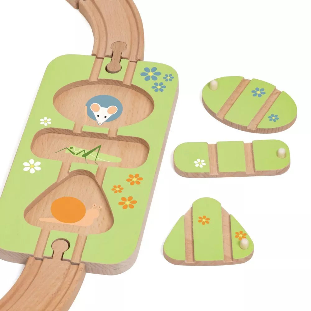 CLASSIC WORLD medinis geležinkelio traukinukas + formų rūšiuoklis, 40 vnt.