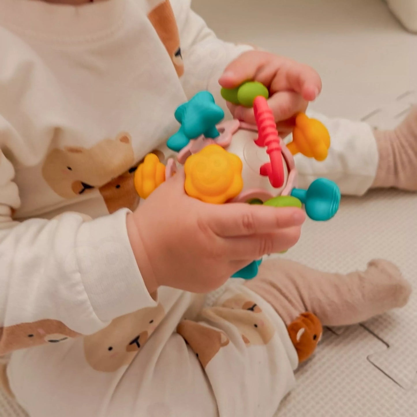 „WOOPIE BABY“ minkštas barškučiai – 4 viename kramtukas ir sensorinis žaislas kūdikiams nuo 0 mėn.