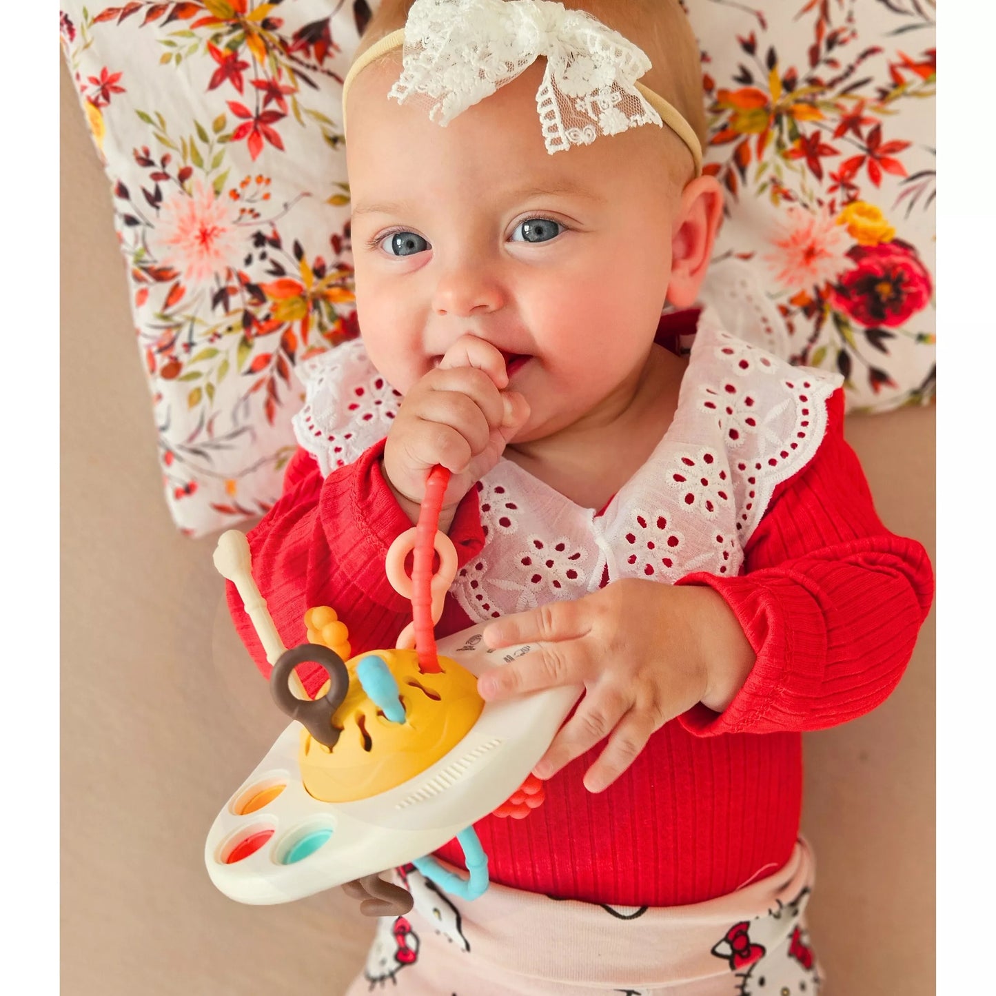 „WOOPIE BABY“ Montessori sensorinis žaislas – kramtukas, barškučiai ir daugiafunkcis „UFO“ žaislas