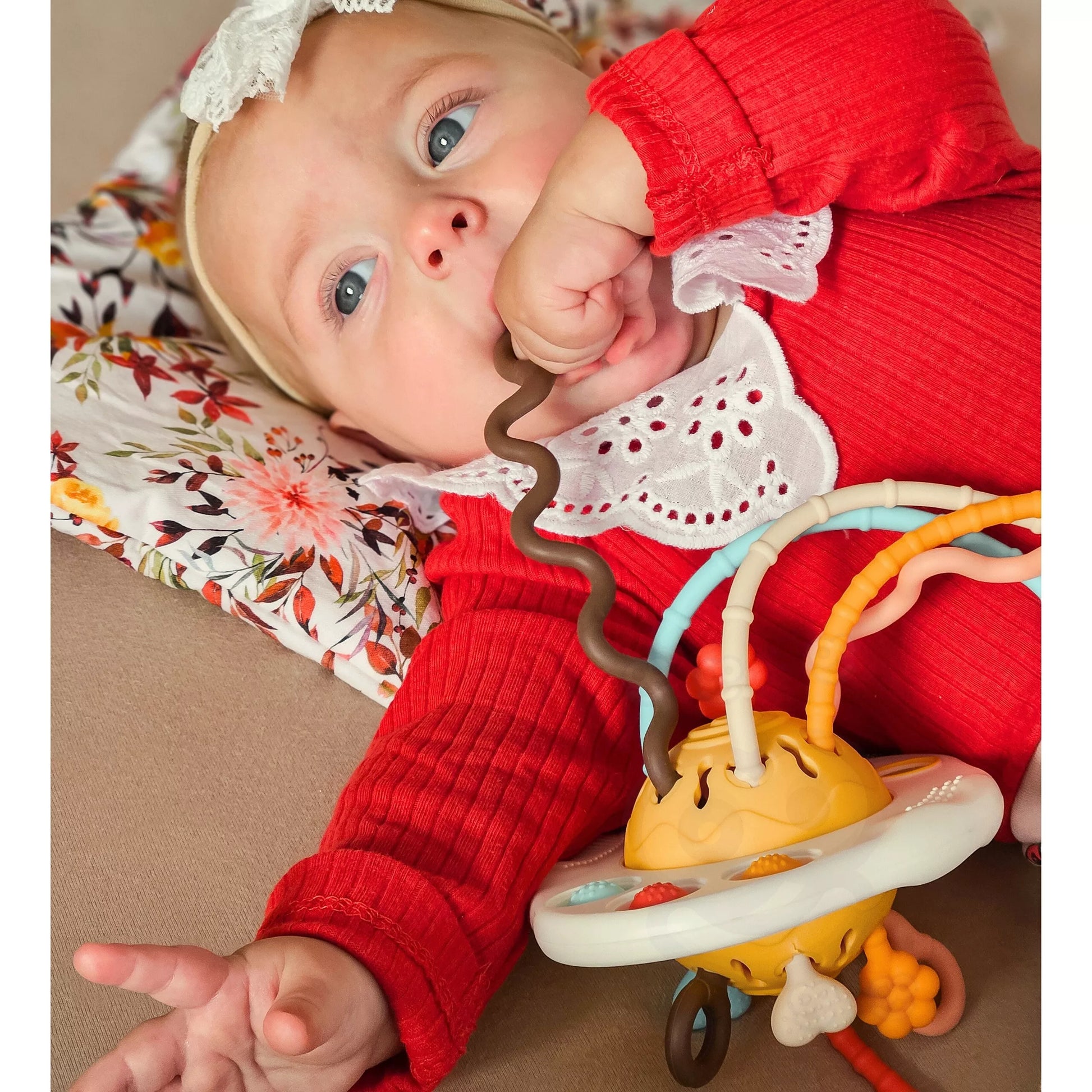 „WOOPIE BABY“ Montessori sensorinis žaislas – kramtukas, barškučiai ir daugiafunkcis „UFO“ žaislas