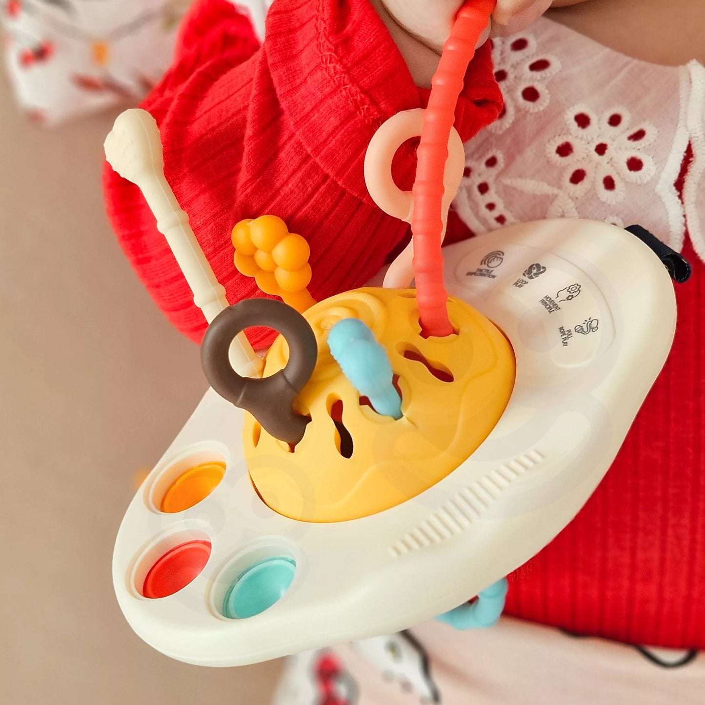 „WOOPIE BABY“ Montessori sensorinis žaislas – kramtukas, barškučiai ir daugiafunkcis „UFO“ žaislas