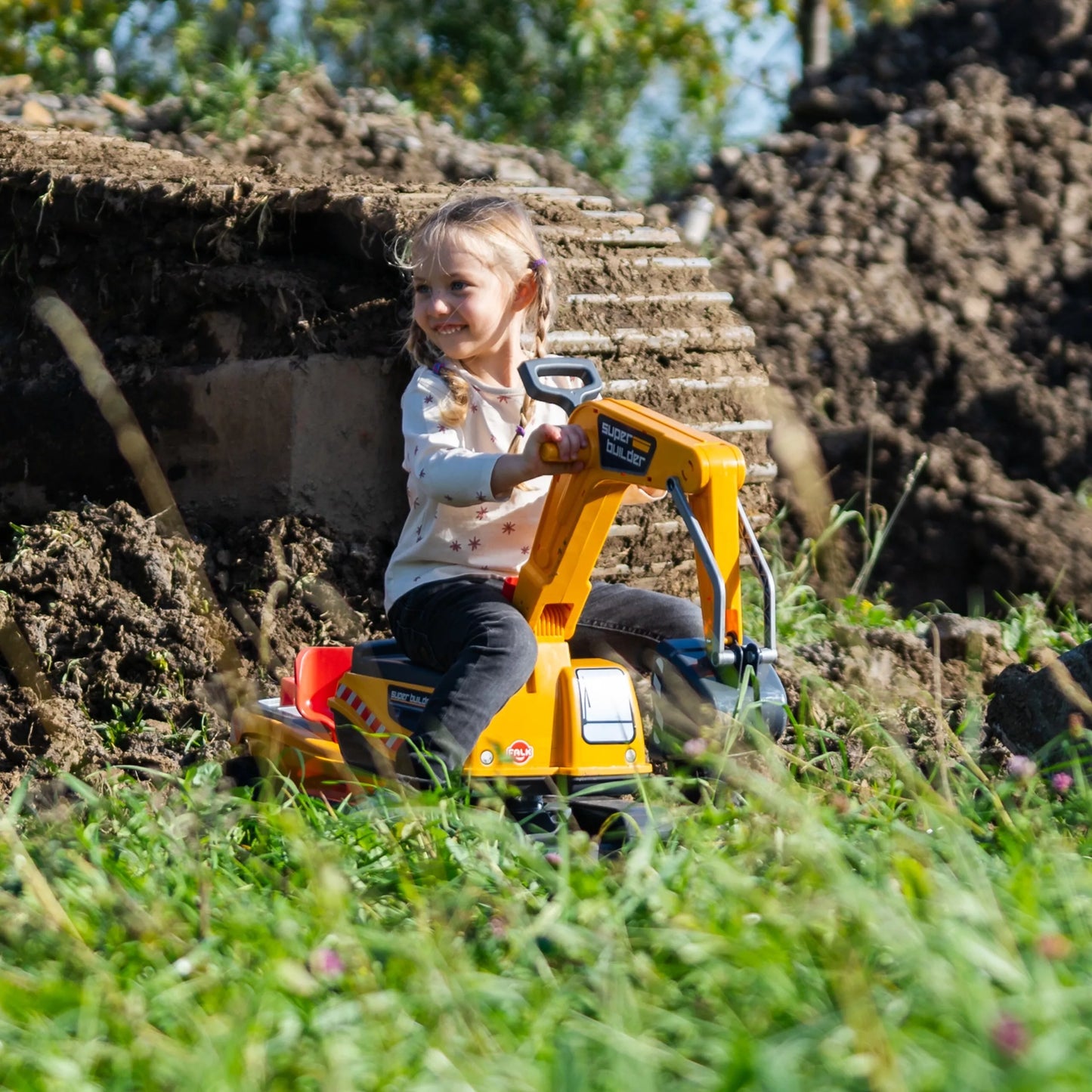 Falk Super Builder ekskavatorius–stumdukas su priekaba ir smėlio įrankiais