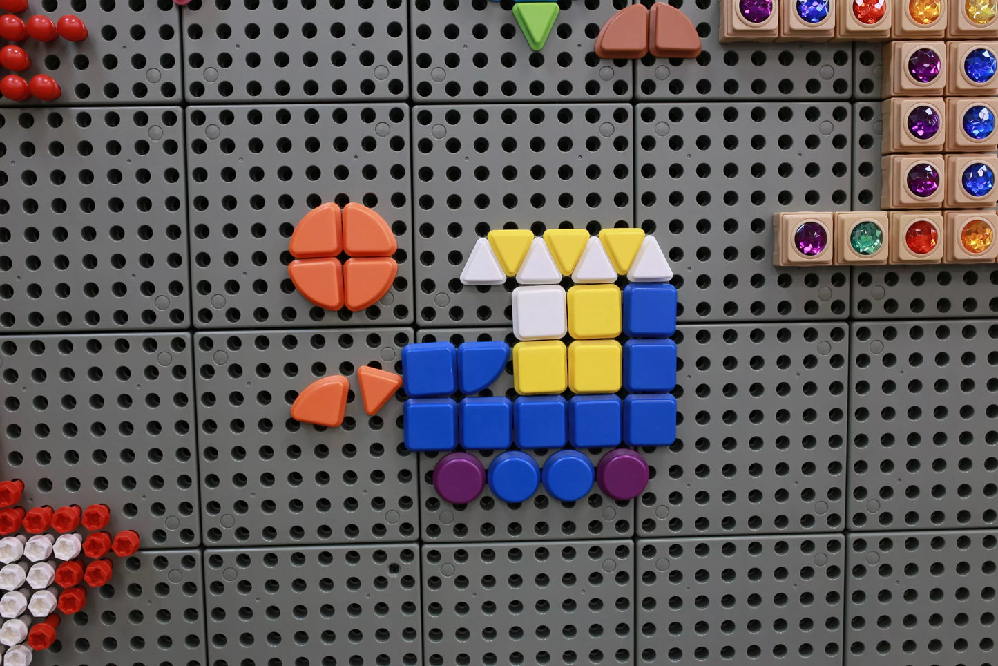 MASTERKIDZ 64 geometrinių formų kaiščių rinkinys STEM lentoms