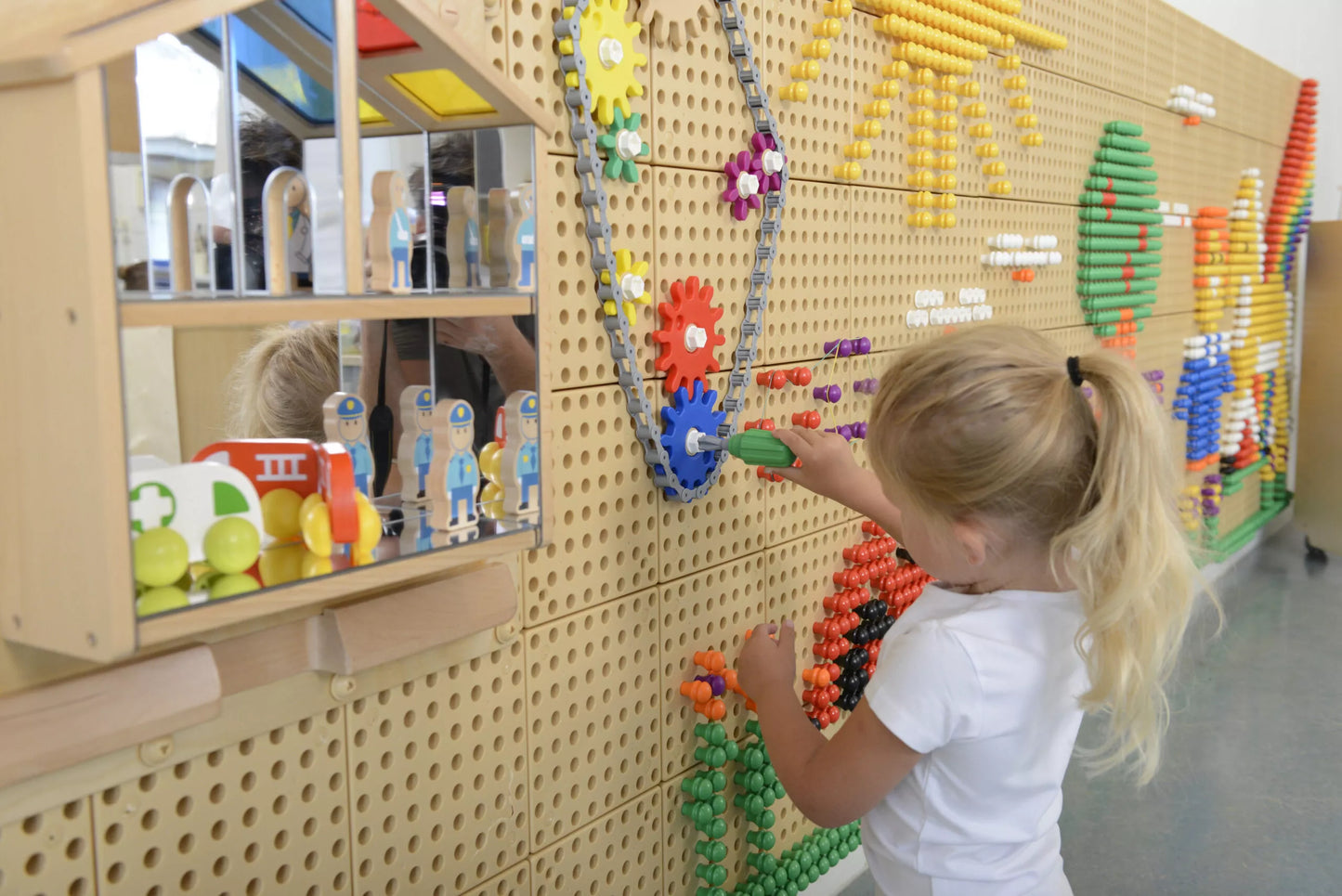 MASTERKIDZ Krumpliaračių ir grandinės sieninė lenta 79 vnt. – kurkite savo mechanizmą