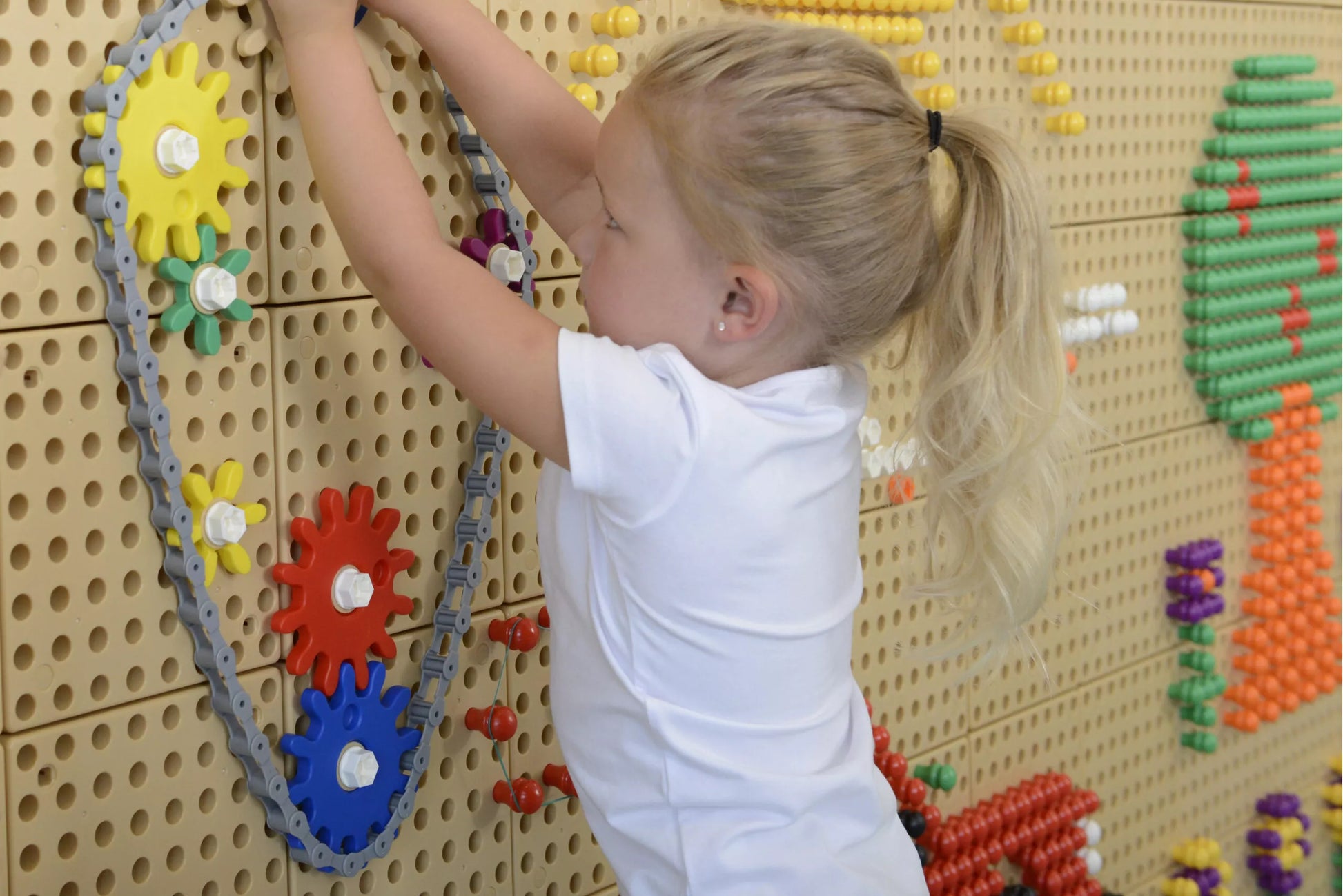 MASTERKIDZ Krumpliaračių ir grandinės sieninė lenta 79 vnt. – kurkite savo mechanizmą