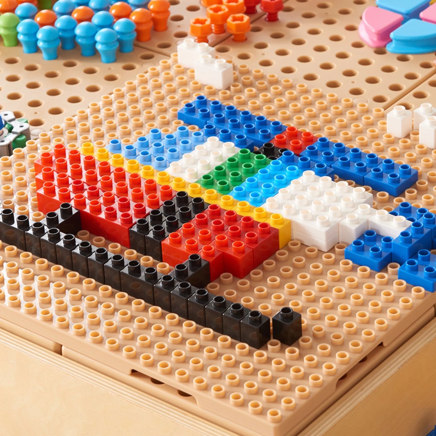 Masterkidz STEM kaladėlių rinkinys (135 vnt.) su 4 panelių užklotais.