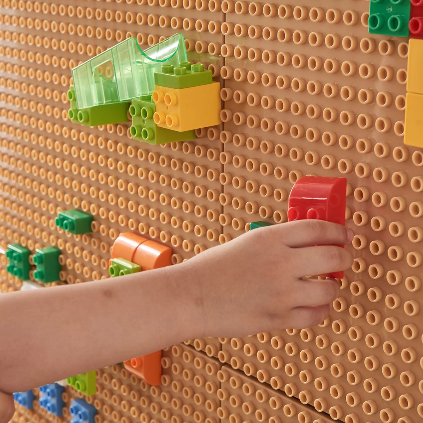 Masterkidz STEM kaladėlių rinkinys (135 vnt.) su 4 panelių užklotais.