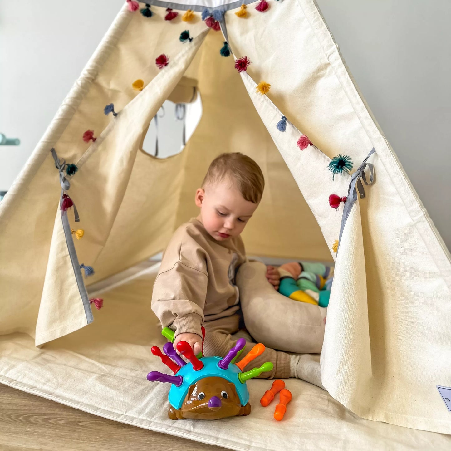 WOOPIE „Ežiuko rūšiavimo“ Montessori įgūdžių žaidimas – mokymosi skaičių ir spalvų žaidimas 4 viename