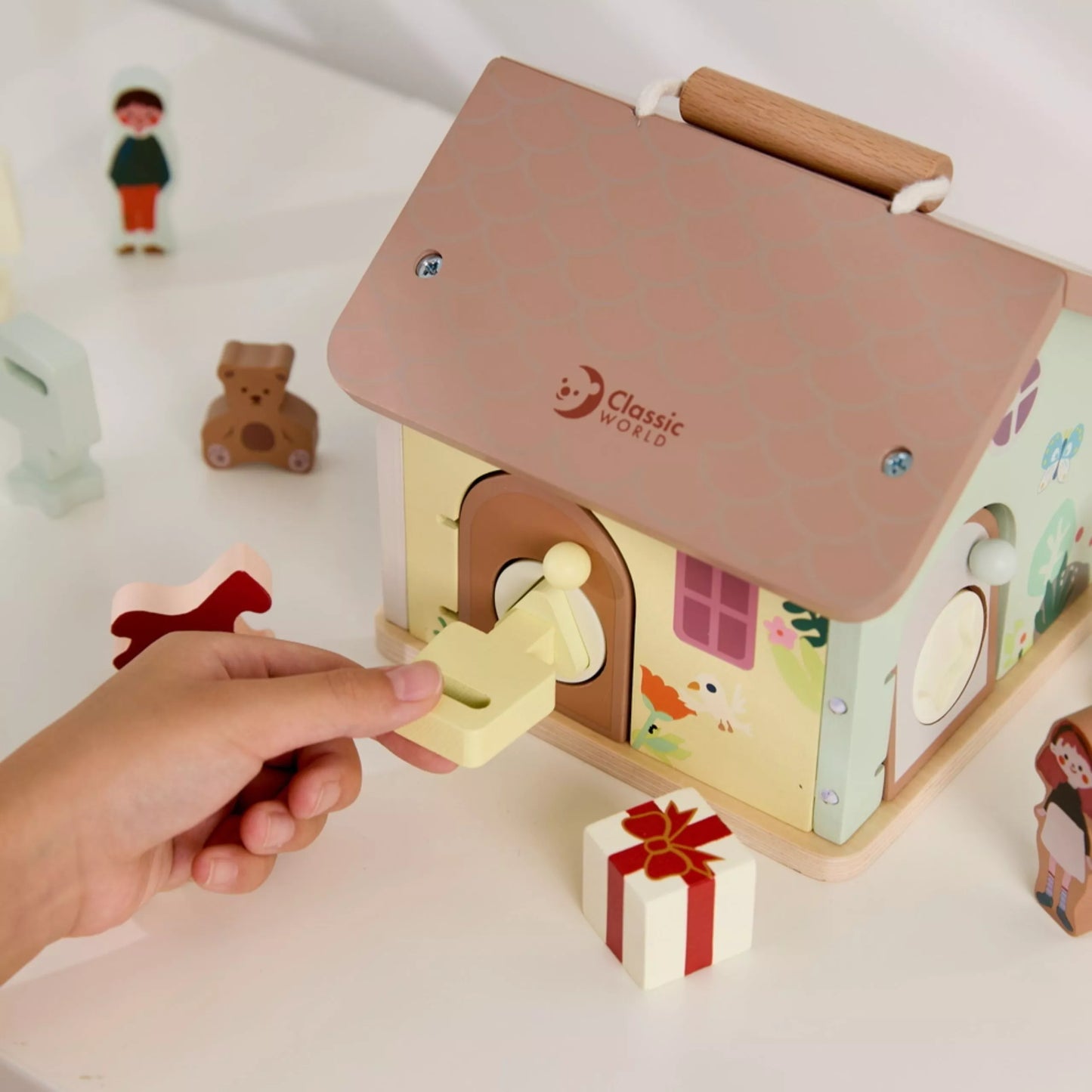 KLASIKINIS PASAULIS Medinis mokomasis sensorinis namas su raktų spynomis 11vnt