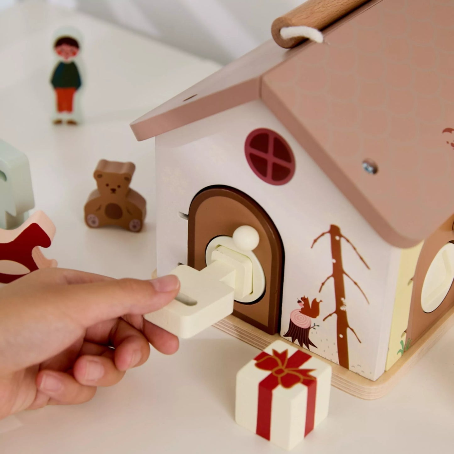 KLASIKINIS PASAULIS Medinis mokomasis sensorinis namas su raktų spynomis 11vnt