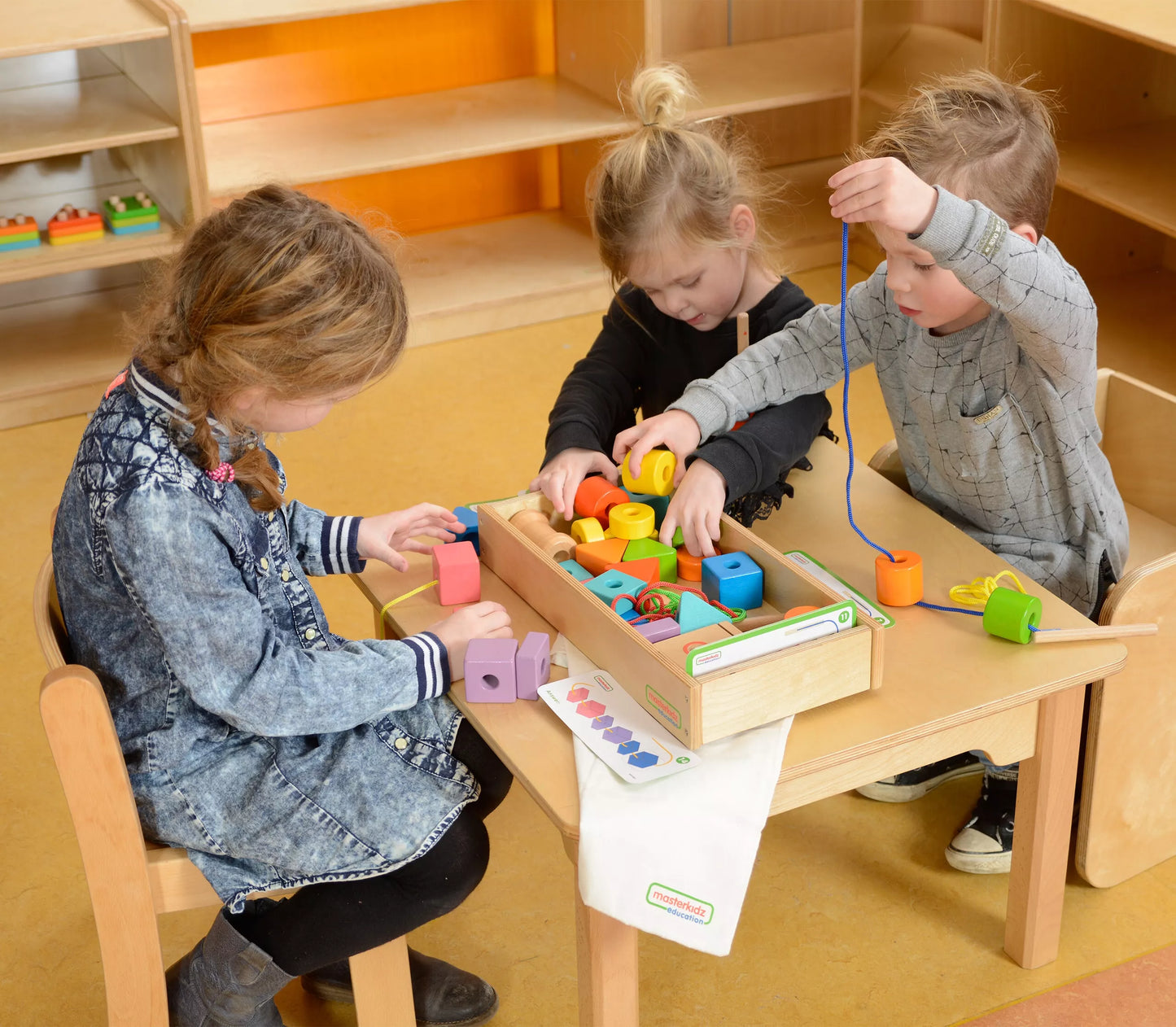 Masterkidz didelis medinis Montessori virvelių vėrimo žaislas