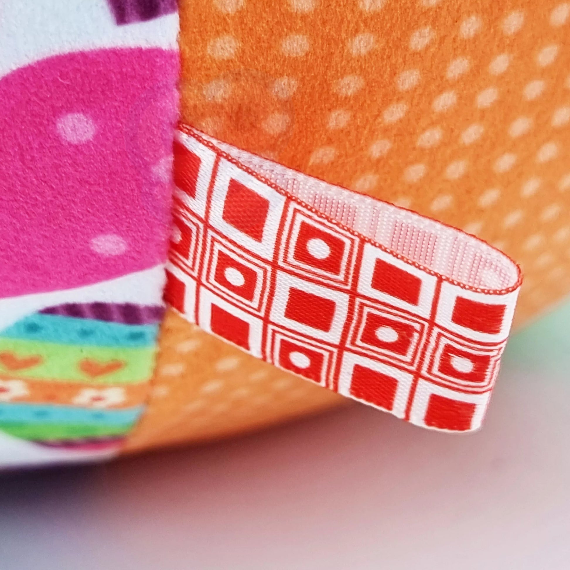 WOOPIE BABY minkštas sensorinis kamuolys „Lady Label“ su įsiūtais elementais ir garsais kūdikiams