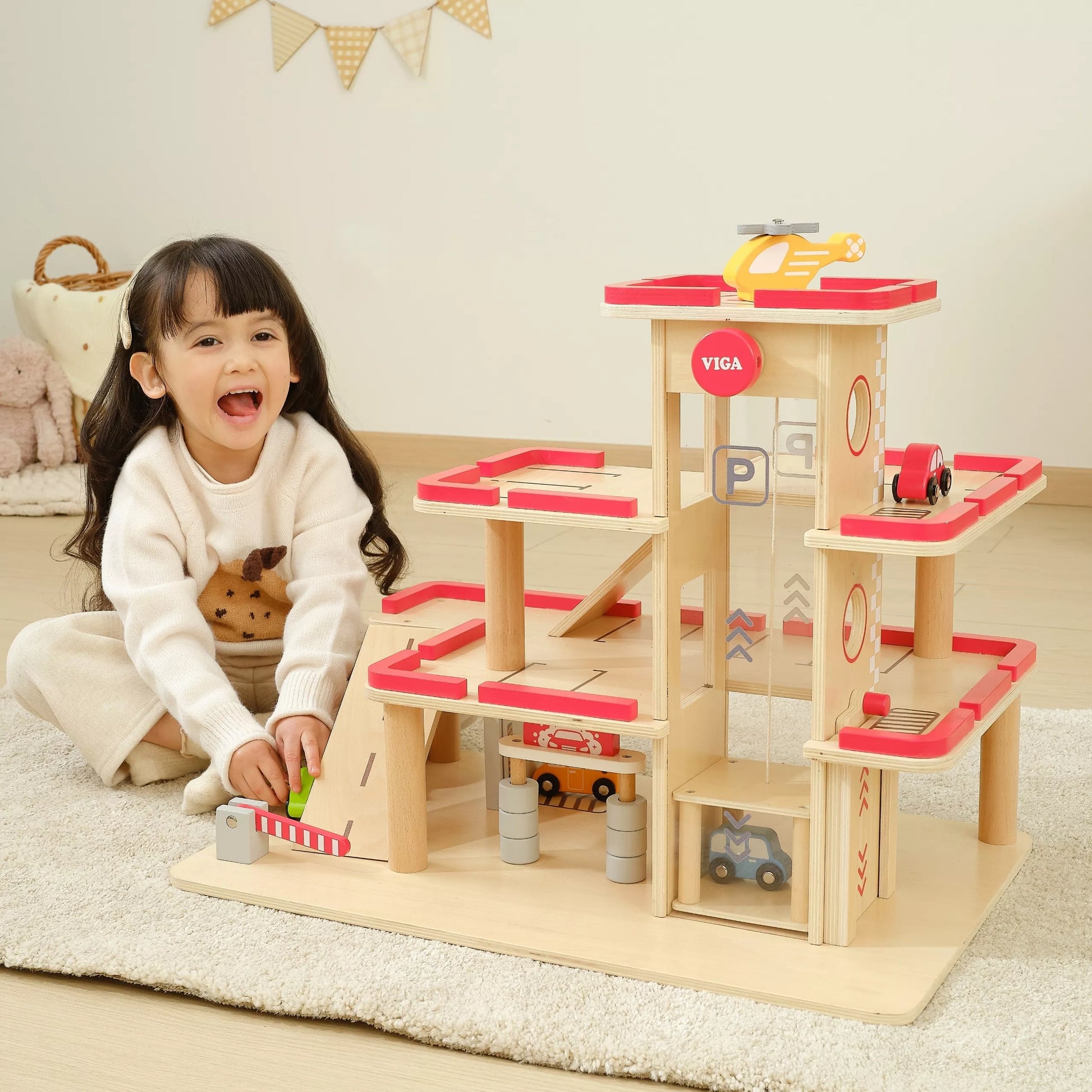 VIGA medinė automobilių stovėjimo aikštelė su liftu 4 automobiliams ir sraigtasparniu