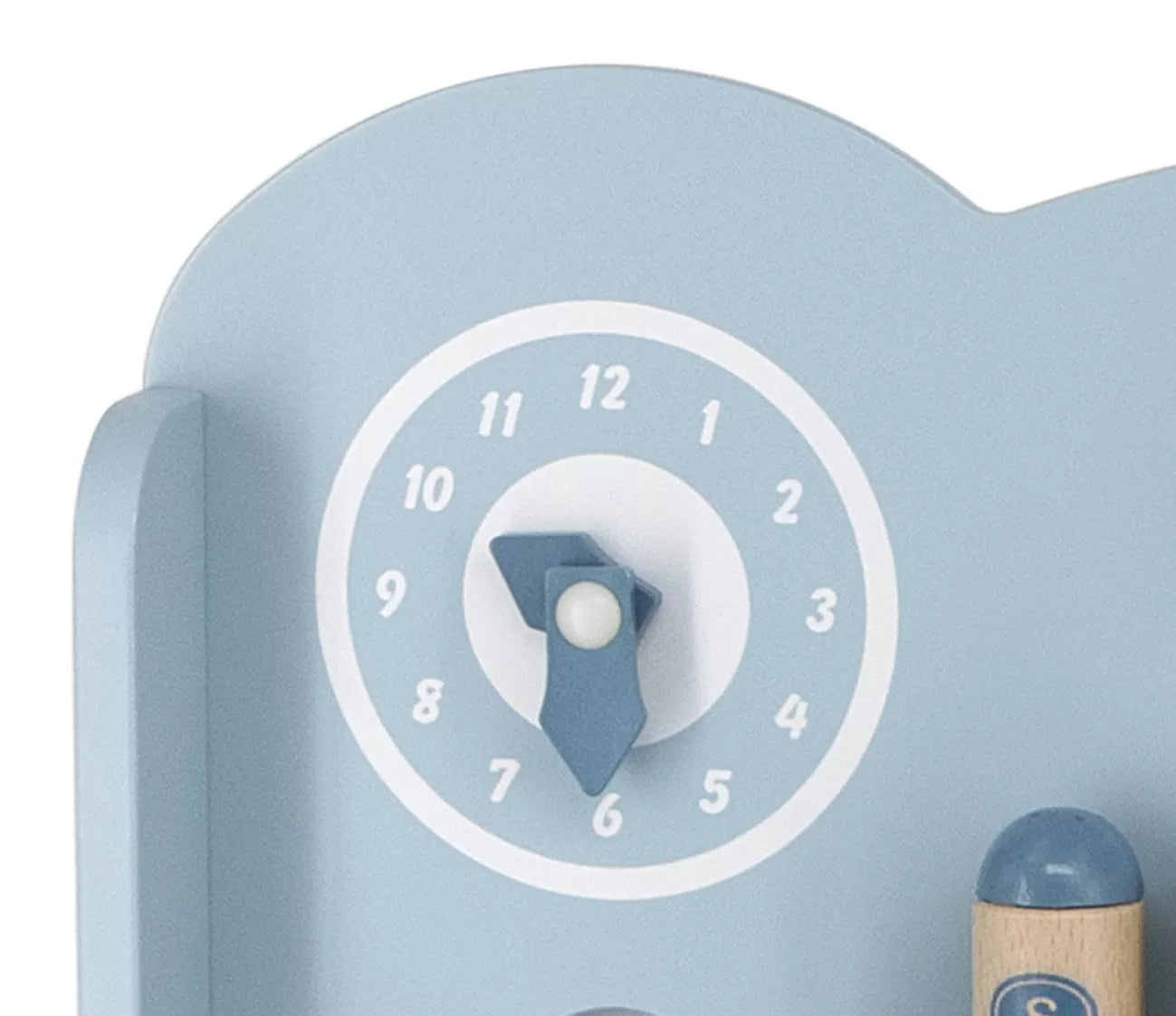 Mėlyna medinė virtuvė su priedais