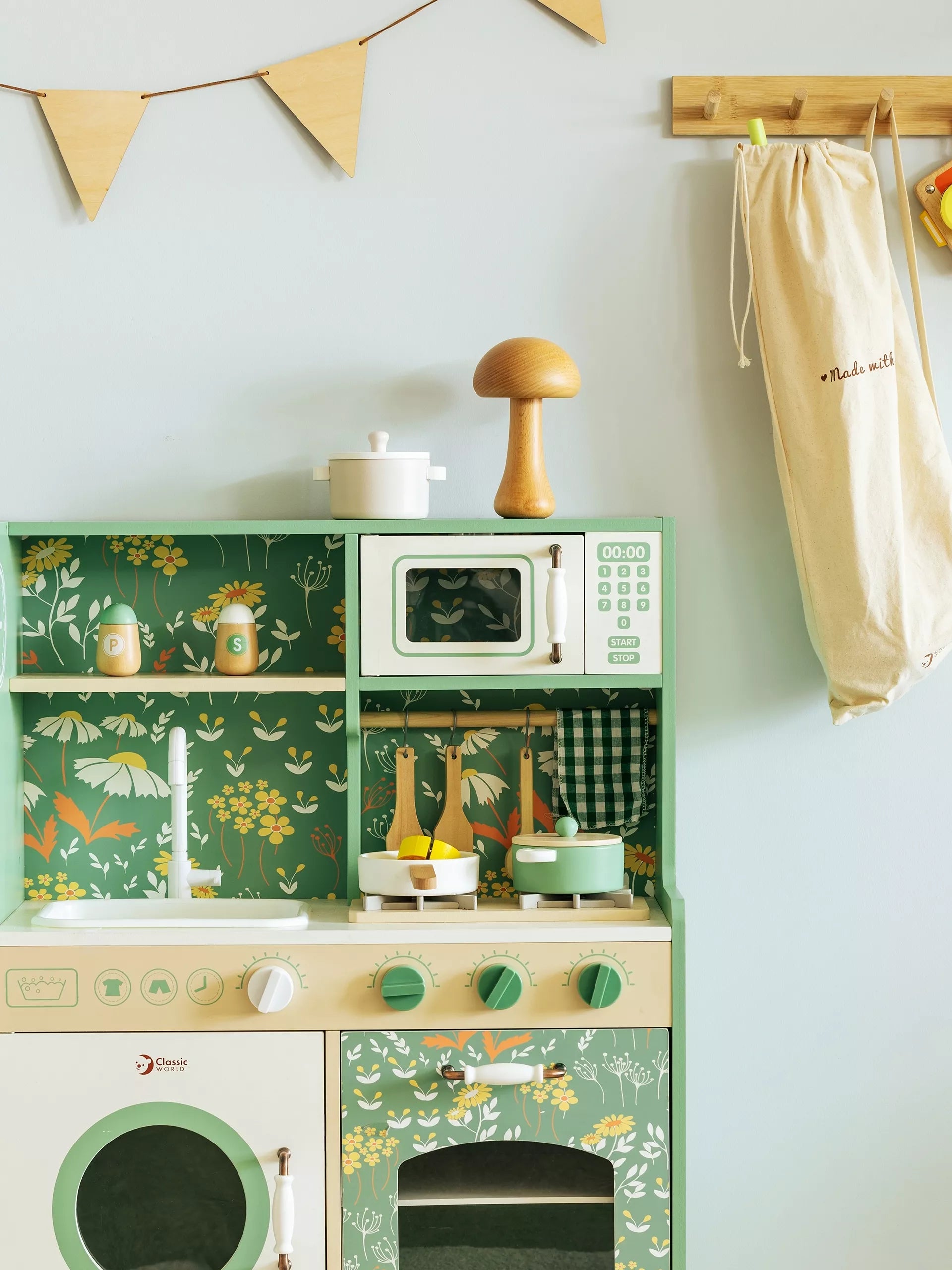 Didelė medinė vintažinė virtuvė vaikams su priedais