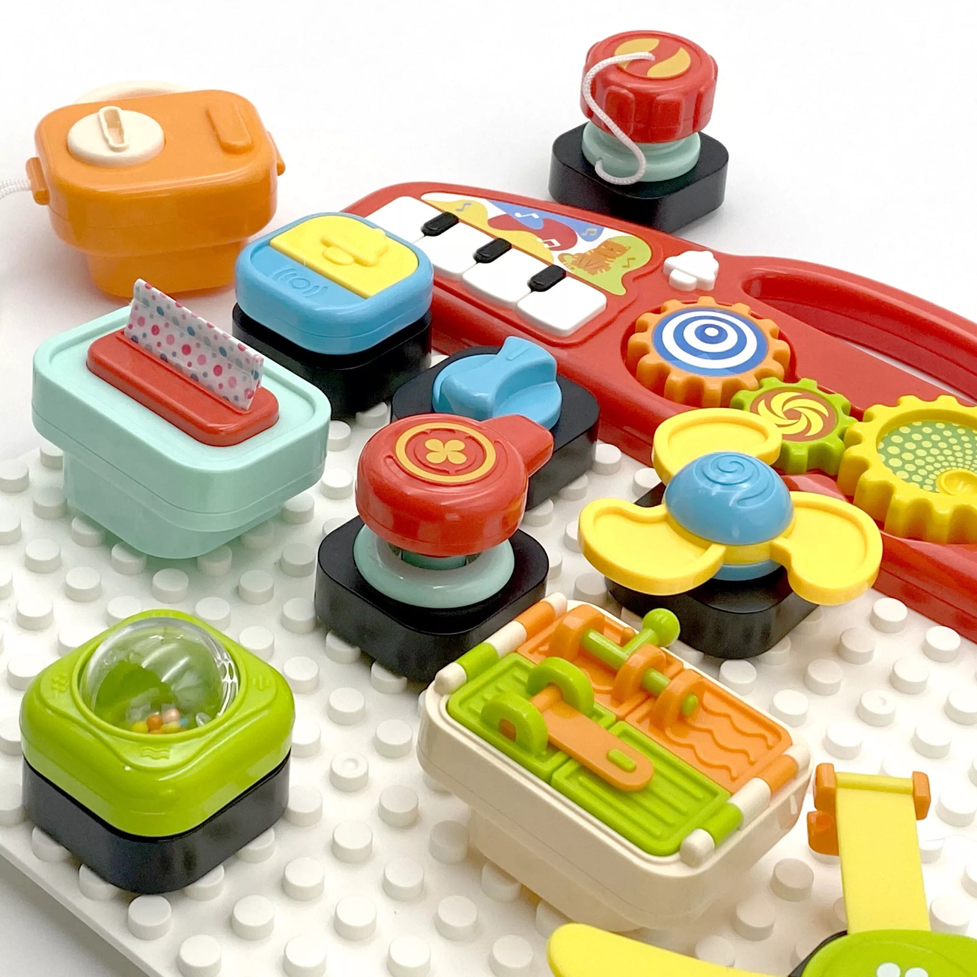 WOOPIE BABY Montessori manipuliacinė lenta – spalvingas veiklų skydelis