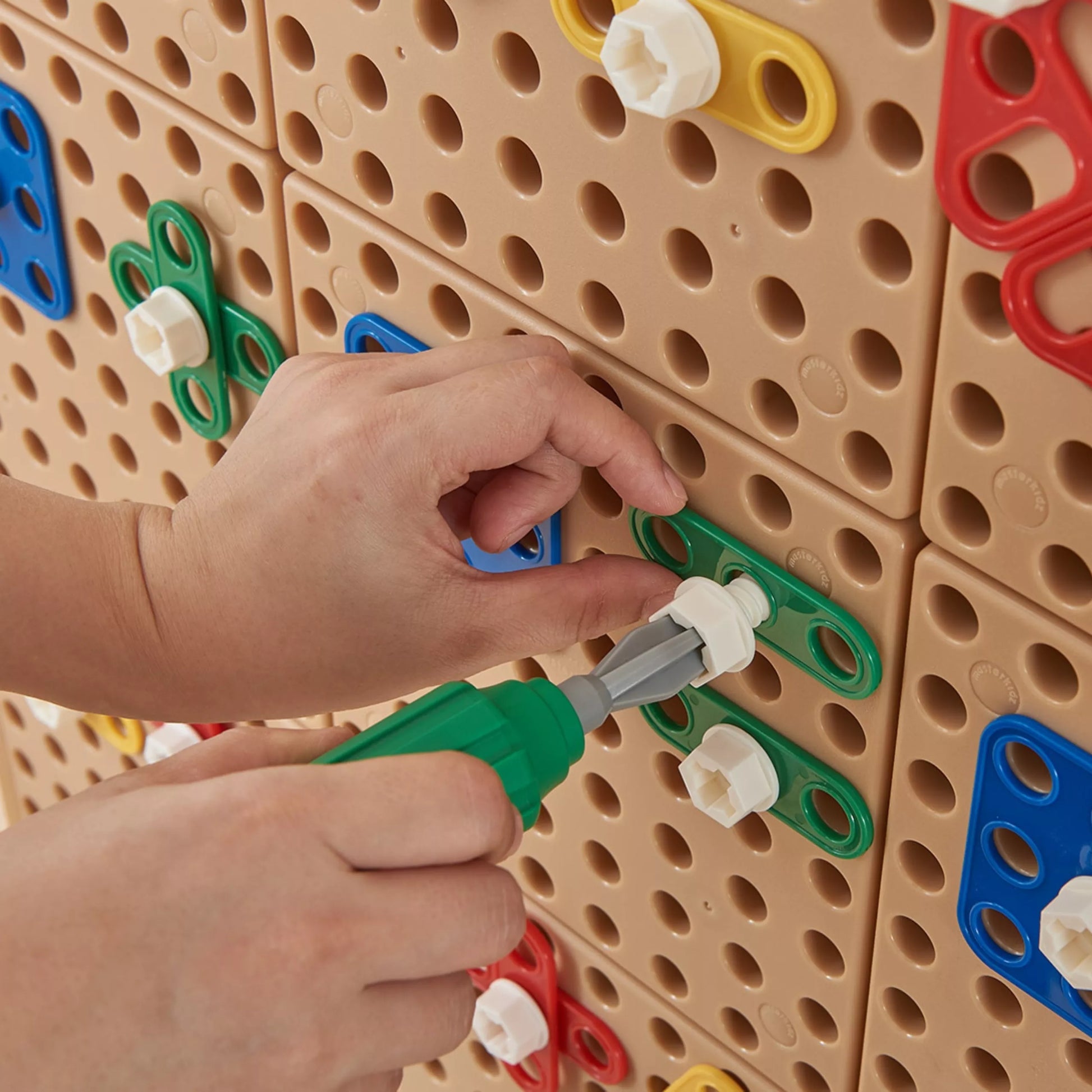 MASTERKIDZ geometrinių formų kaladėlių rinkinys STEM sienų plokštėms, 260 vnt