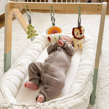 Tooky Toy medinis baby gym su 3 sensoriniais žaislais