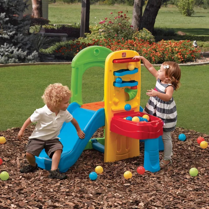 „STEP2“ veiklos centras su čiuožykla ir kamuoliukų labirintu.
